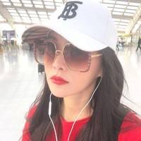 Aktris dan penyanyi asal Taiwan Annie Yi berulang tahun minggu lalu pada 4 Maret. Ia pun berbagi unggahan di Weibo untuk merayakan ulang tahunnya yang ke-52. Foto: Instagam @annieyi0304