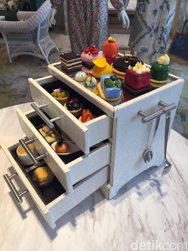 Ngeteh Cantik ala Putri Diana Bersama Koleksi Tory Burch 