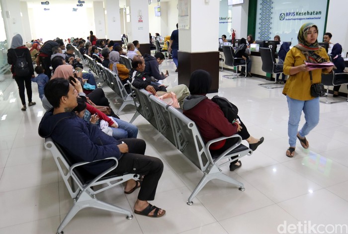 Aktivitas di Kantor BPJS Kesehatan Bandung Mahkamah Agung (MA) membatalkan kenaikan iuran BPJS Kesehatan. Keputusan pembatalan kenaikan iuran tersebut menuai beragam respon dari masyarakat.