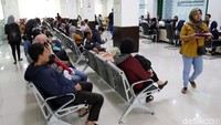 Sejumlah warga tampak mendatangi Kantor BPJS Kesehatan Kota Bandung, untuk mengurus berbagai administrasi, Selasa (3/10/2020).