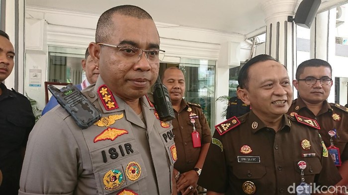 3 Tersangka pembunuhan hakim Jamaluddin diserahkan ke Kejari Medan. Kapolrestabes Medan Kombes Jhonny Eddizon Isir dan Kajari Medan Dwi Setyo Budi Utomo hadir.