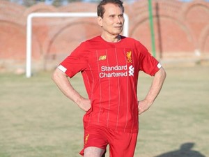 Sah! Kakek 74 Tahun Jadi Pesepakbola Profesional Tertua di Dunia