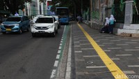 Pembangunan trotoar malah memakan jalur sepeda.
