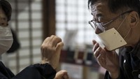 Masker kertas tersebut diletakkan di pintu masuk kuil agar para pengunjung dapat dengan leluasa mengambil dan menggunakan masker tersebut saat sedang beraktivitas di area sekitar Kuil Ninna-ji.