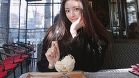 Wanita berusia 17 tahun (usia Korea) ini bernama Shin Yuna. Memiliki paras yang cantik ia pun mengambil posisi sebagai center di grupnya. Ia pun menunjukkan kecantikannya walau hanya dengan momen akan es krim vanila di salah satu kafe. Foto: Instagram @itzy.all.in.us