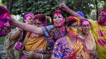 Keseruan Perang Bubuk Warna-warni di Festival Holi India