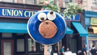 Jalan-jalan ke Singapura, Vebby jajan camilan menggemaskan. Monster Cookies ini sayang dimakan ya? Foto: Instagram vebbypalwinta