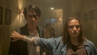 Alfie dan Budi (Baskara Mahendra) menghadapi teror iblis yang menginginkan jiwa manusia untuk dikorbankan. (Frontier Pictures/YUSUF.YUDO)
