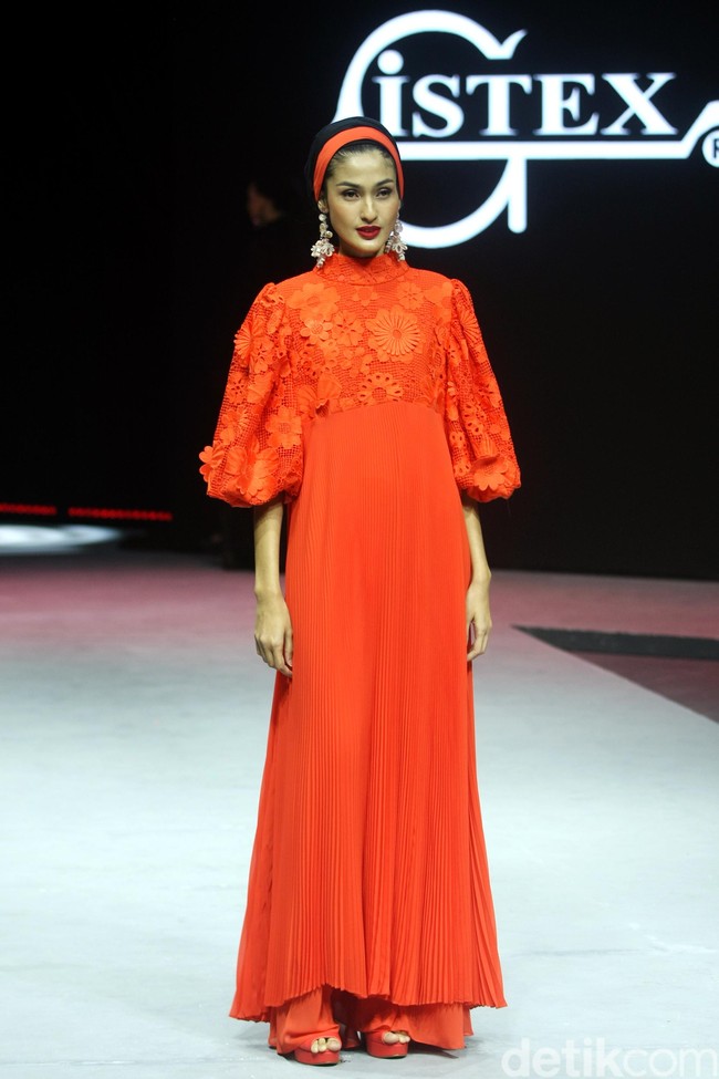 Desainer busana muslim Itang Yunasz menghadirkan koleksi busana muslim terbarunya bertajuk Opulence di Muslim Fashion Festival 2020, Jakarta Convention Center, Jakarta, Minggu [23/2/2020]. Foto: Mohammad Abduh/Wolipop.