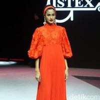 Desainer busana muslim Itang Yunasz menghadirkan koleksi busana muslim terbarunya bertajuk Opulence di Muslim Fashion Festival 2020, Jakarta Convention Center, Jakarta, Minggu [23/2/2020]. Foto: Mohammad Abduh/Wolipop.