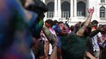 Keseruan Perang Bubuk Warna-warni di Festival Holi India