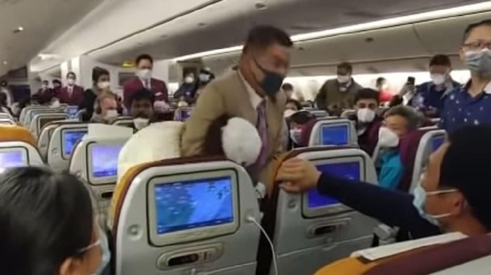 Penumpang batuk ke pramugari Thai Airways