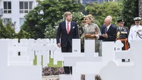 Raja Belanda Willem Alexander (kiri) didampingi Ratu Maxima Zorreguieta Cerruti (tengah) berbincang dengan Direktur Oorlogs Graven Stichting (Yayasan Makam Kehormatan Belanda) Robbert Van De Rijdt (kanan) saat berkunjung ke Ereveld Menteng Pulo, Jakarta, Selasa (10/3/2020).
