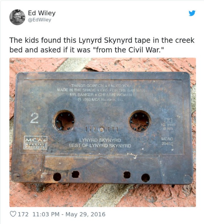 Kaset yang dulu menjadi benda kesayangan pecinta musik sekarang hilang dari peredaran. Bahkan seorang anak kecil menyangka jika barang ini digunakan pada zaman perang.Foto: Twitter