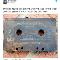 Kaset yang dulu menjadi benda kesayangan pecinta musik sekarang hilang dari peredaran. Bahkan seorang anak kecil menyangka jika barang ini digunakan pada zaman perang.Foto: Twitter