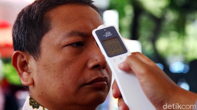 Polisi Cek Suhu Tubuh Pengunjung Samsat Polda Metro Jaya