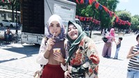 Bersama adik penyanyi Rizky Febian, Vebby makan es krim bersama. Saking kompaknya, Vebby bahkan menyebut Putri Delina sebagai kembarannya. Foto: Instagram vebbypalwinta