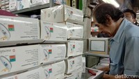 Menurut Slamet (32), salah satu penjual alkes di pasar itu, harga termometer Lotus mencapai Rp 2,2 juta dari harga biasanya yang hanya Rp 380 ribu. Sedangkan termometer Baby Olala dijualnya dengan harga Rp 1,5 juta, padahal biasanya hanya Rp 283 ribu. Alasan kenaikan harga ini dikarenakan stok yang menipis di tengah meningkatnya permintaan.