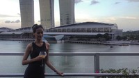 Jalan-jalan ke Singapura, Ayu Maulida berpose santai sambil menikmati segelas minuman. Meski sederhana, foto yang diambil tahun 2016 ini memperlihatkan sosok Ayu Maulida yang tetap elegan. Foto: instagram @ayumaulida97