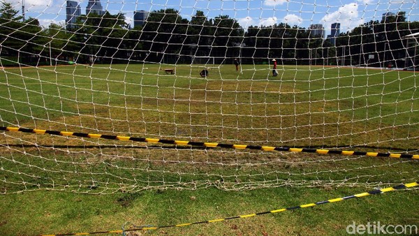 Merawat Rumput Lapangan Sepakbola Blok S