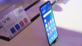vivo V19 akhirnya meluncur di Indonesia mengusung layar Ultra O Screen. Mengusung tagline Perfect Night, Perfect You, ponsel flagship vivo ini mengusung desain yang menawan. Foto: Ari Saputra/detikINET