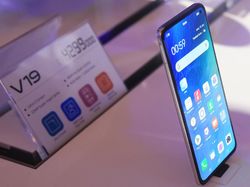 Menggenggam vivo V19 yang Memiliki Desain Menawan