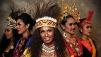Puteri Indonesia dari Papua, Hermin Rachel mengenakan baju adat khas daerahnya. Menurut Hermin, Cantik tidak harus putih, namun harus perempuan. (officialputeriindonesia/instagram)