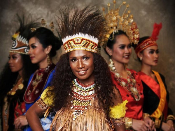 Puteri Indonesia dari Papua, Hermin Rachel mengenakan baju adat khas daerahnya. Menurut Hermin, Cantik tidak harus putih, namun harus perempuan. (officialputeriindonesia/instagram) Puteri Indonesia dari Papua, Hermin Rachel mengenakan baju adat khas daerahnya. Menurut Hermin, Cantik tidak harus putih, namun harus perempuan. (officialputeriindonesia/instagram)