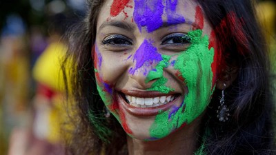 Keseruan Perang Bubuk Warna-warni di Festival Holi India