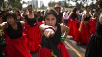 Dilansir dari BBC Indonesia, Hari Perempuan Internasional bermula dari gerakan buruh yang melakukan demonstrasi di Kota New York pada tahun 1908 silam. Aksi buruh yang pada awalnya menuntut jam kerja yang lebih singkat upah yang lebih baik, serta hak untuk memilih itu setahun kemudian dideklarasikan oleh Partai Sosialis Amerika sebagai Hari Perempuan Nasional, dan seiring berjalannya waktu menjadi peringatan Hari Perempuan Internasional. AP Photo/Rodrigo Abd.