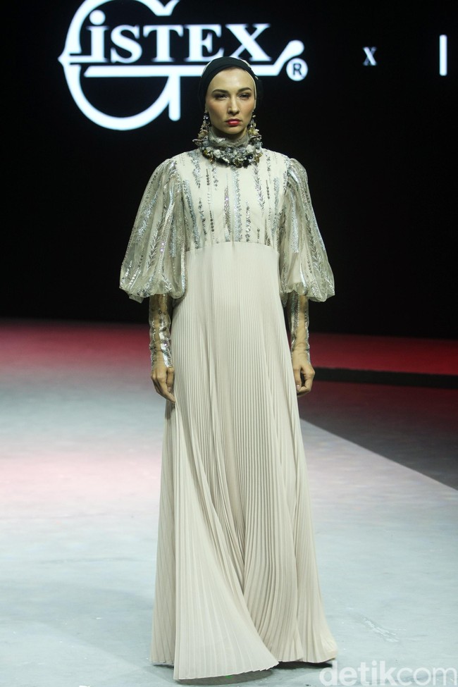 Desainer busana muslim Itang Yunasz menghadirkan koleksi busana muslim terbarunya bertajuk Opulence di Muslim Fashion Festival 2020, Jakarta Convention Center, Jakarta, Minggu [23/2/2020]. Foto: Mohammad Abduh/Wolipop.