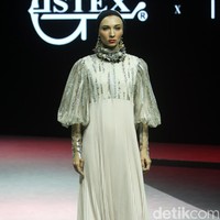 Desainer busana muslim Itang Yunasz menghadirkan koleksi busana muslim terbarunya bertajuk Opulence di Muslim Fashion Festival 2020, Jakarta Convention Center, Jakarta, Minggu [23/2/2020]. Foto: Mohammad Abduh/Wolipop.