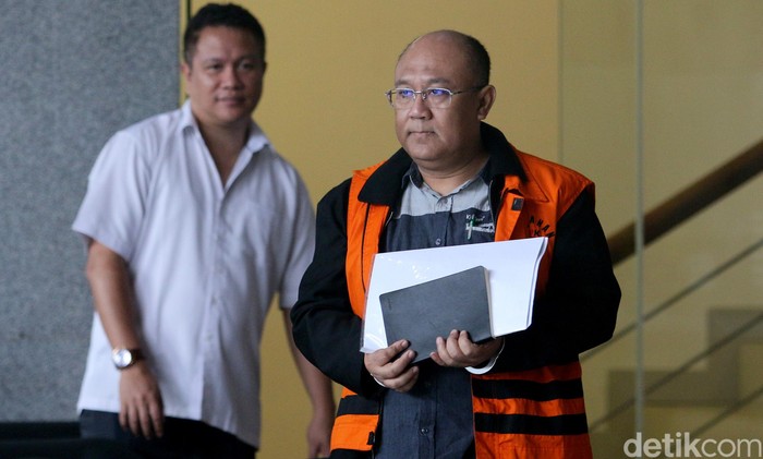 PPK di Dinas PU Bina Marga dan SDA Sidoarjo Judi Tetrahastoto diperiksa KPK PPK di Dinas PU Bina Marga dan SDA Sidoarjo Judi Tetrahastoto diperiksa KPK. Ia diperiksa terkait kasus suap yang menjerat Bupati Sidoarjo nonaktif Saiful Ilah.