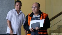 PPK di Dinas PU Bina Marga dan SDA Sidoarjo Judi Tetrahastoto menjalani pemeriksaan di gedung KPK, Jakarta, Rabu (11/3/2020).