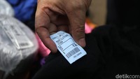 Selain itu, Heru menghubungkan kasus impor baju bekas ini dengan masalah perang dagang (trade war) dan virus Corona. Menurutnya, dengan adanya dua kasus itu, ekosistem produksi sudah terganggu.