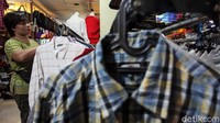 Biasanya pasar pakaian impor di PAsar Baru ini akan diserbu pengunjung pada akhir pekan.