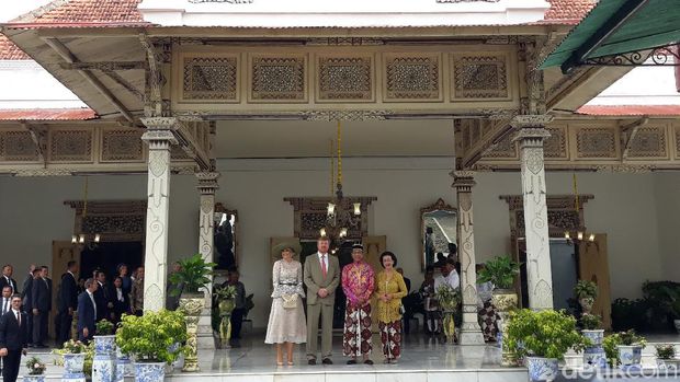 Sultan HB X Hadiahi Raja Belanda Blangkon Perak