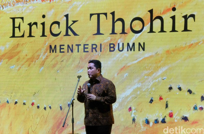 Maestro Seni Lukis Srihadi Soedarsono menggelar pameran tunggal dan meluncurkan buku bertajuk 'Man x Universe' di Galeri Nasional Jakarta. Menteri BUMN Erick Thohir pun membuka secara resmi acara tersebut.