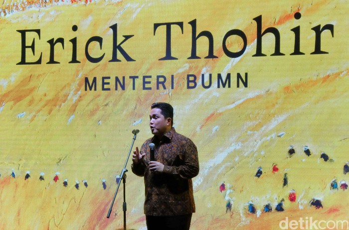 Erick Thohir Buka Pameran Maestro Lukis Srihadi Soedarsono Maestro Seni Lukis Srihadi Soedarsono menggelar pameran tunggal dan meluncurkan buku bertajuk 'Man x Universe' di Galeri Nasional Jakarta. Menteri BUMN Erick Thohir pun membuka secara resmi acara tersebut.
