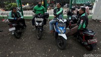 Kolong rel kereta Juanda kini menjadi lokasi shelter ojek online. Keberadaan shelter itu guna mencegah terjadinya penumpukan ojek online di pinggir jalan.