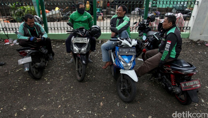 Kolong rel kereta Juanda kini menjadi lokasi shelter ojek online. Keberadaan shelter itu guna mencegah terjadinya penumpukan ojek online di pinggir jalan.