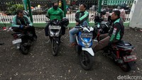 Sejumlah pengemudi ojek online berbincang bersama para pengemudi Ojol lainnya sembari menunggu penumpang.