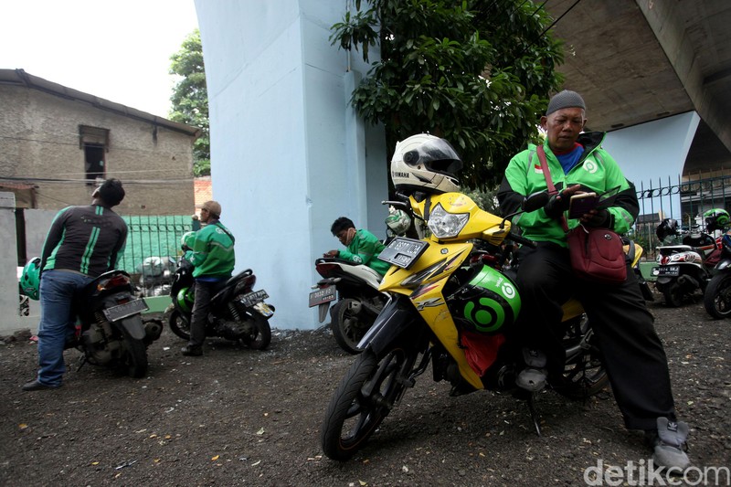 Kolong rel kereta Juanda kini menjadi lokasi shelter ojek online. Keberadaan shelter itu guna mencegah terjadinya penumpukan ojek online di pinggir jalan.