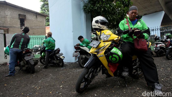 Kolong rel kereta Juanda kini menjadi lokasi shelter ojek online. Keberadaan shelter itu guna mencegah terjadinya penumpukan ojek online di pinggir jalan.