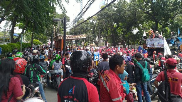 Demo Tolak Omnibus Law Geser ke DPRD DKI, Lalin Jalan Kebon Sirih Macet