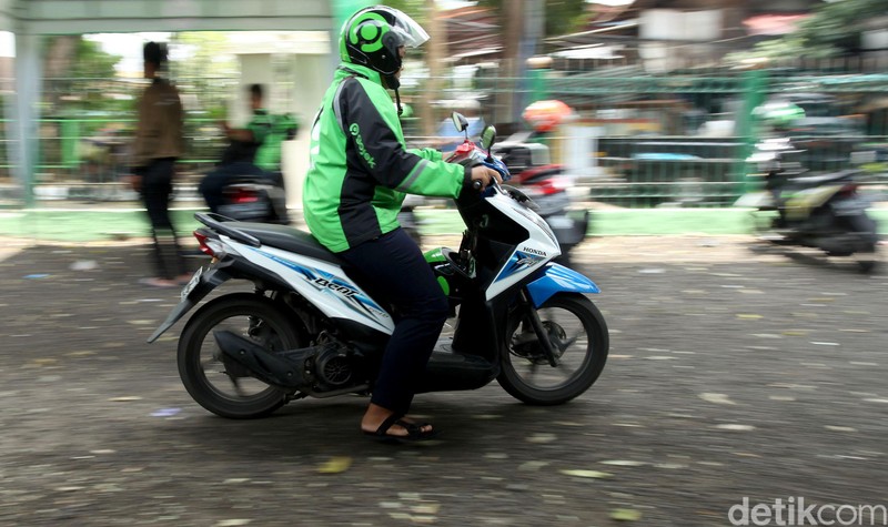 Kolong rel kereta Juanda kini menjadi lokasi shelter ojek online. Keberadaan shelter itu guna mencegah terjadinya penumpukan ojek online di pinggir jalan.