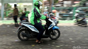 Untuk diketahui, dalam kebijakan PSBB, salah satunya adalah berisi aturan yang melarang pengemudi kendaraan bermotor membawa penumpang. Tentu saja hal ini mendapatkan penolakan dari sopir atau driver ojek online. Bahkan, ada yang terang-terangan membuka jasa ojek secara offline dan mempromosikannya di media sosial. Rifkianto Nugroho/Dok. Detikcom.
