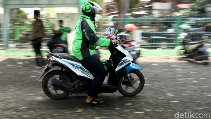 Kolong rel kereta Juanda kini menjadi lokasi shelter ojek online. Keberadaan shelter itu guna mencegah terjadinya penumpukan ojek online di pinggir jalan.