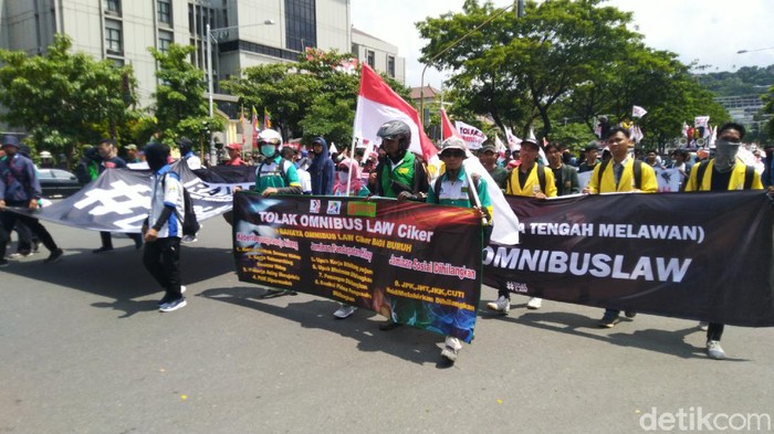 Massa aksi menolak Omnibus Law di depan kantor DPRD Jawa Tengah, Jalan Pahlawan, Semarang, Rabu (11/3/2020).