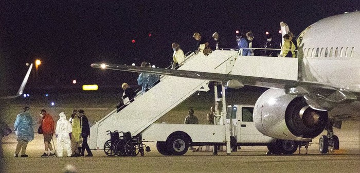 Kapal pesiar Grand Princess yang angkut 21 orang positif COVID-19 telah berlabuh di California. Sejumlah penumpang pun telah diterbangkan ke lokasi karantina.
